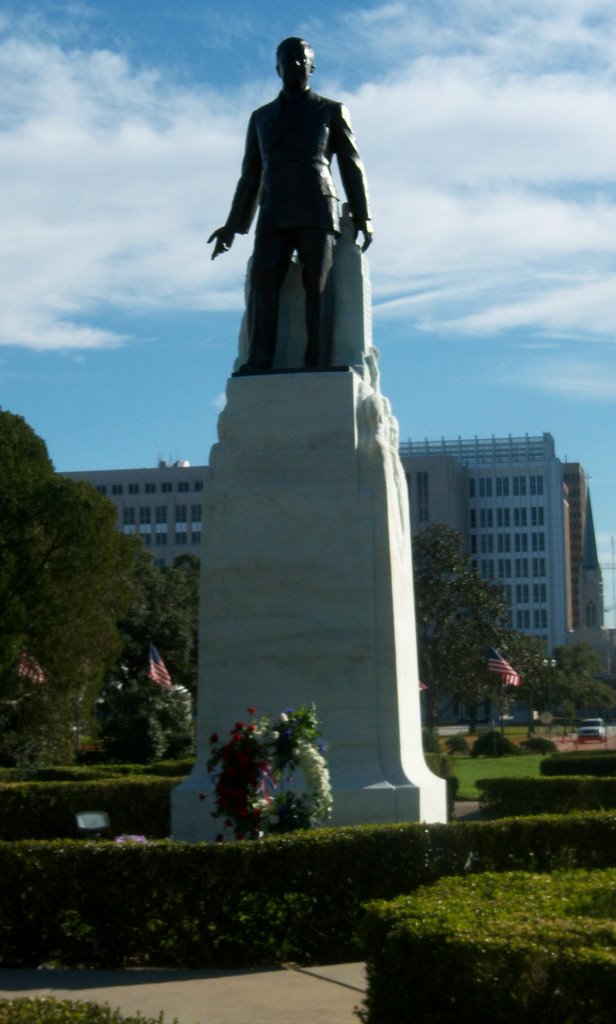 Huey Long Statue and Grave, Baton Rouge, LA by dadlak