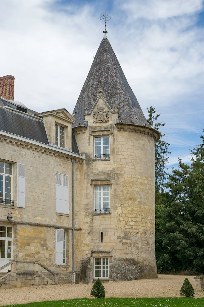 La tour du Château d'Humiéres à Monchy-Humières by Berpiet