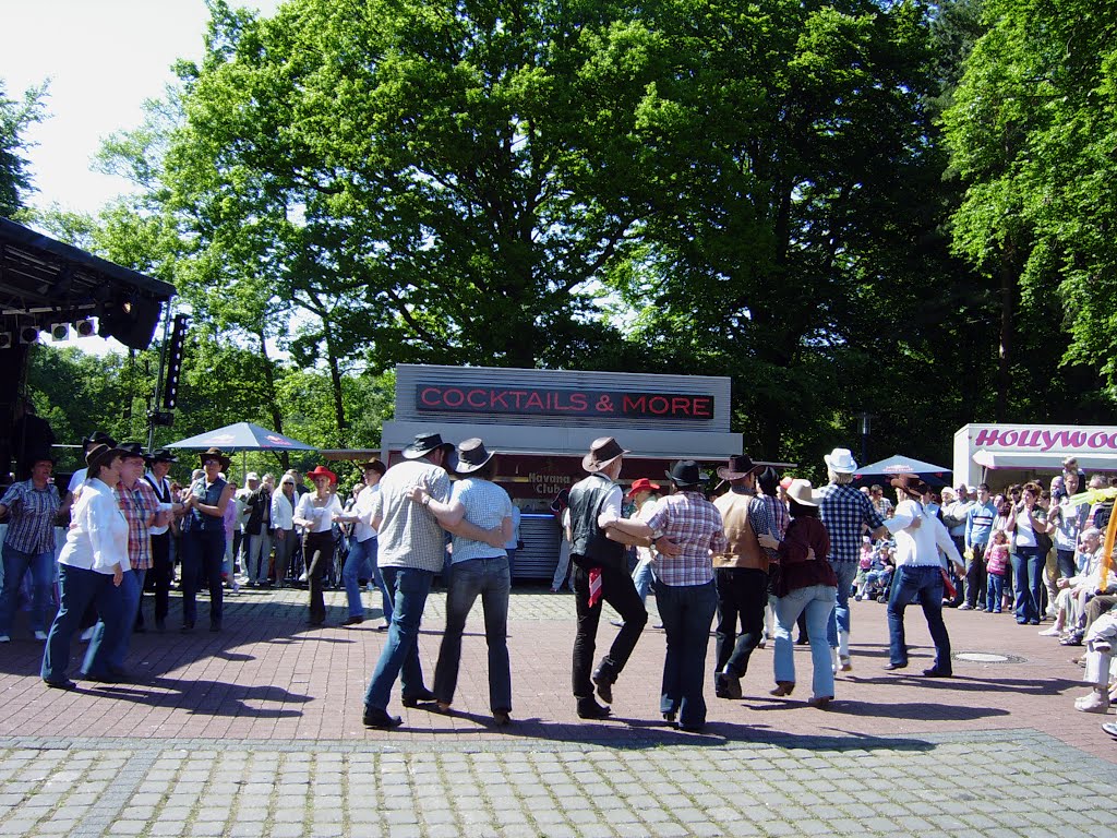 Tanzvorführung während des Parkfestes by Gerda38