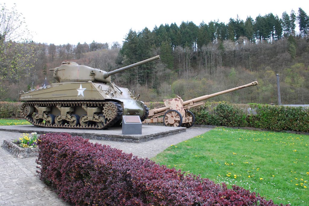 Tank en kanon bij het kasteel van Clervaux by Marian de Klerk