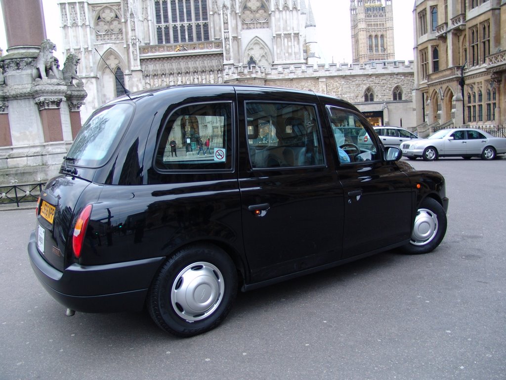 Taxi londinense frente a la Abadía de Westminster - Londres by Carlos Montilla