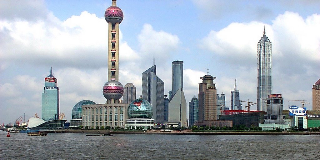 Shanghai Skyline mit Pearltower (vom Bund aus gesehen) by Karat