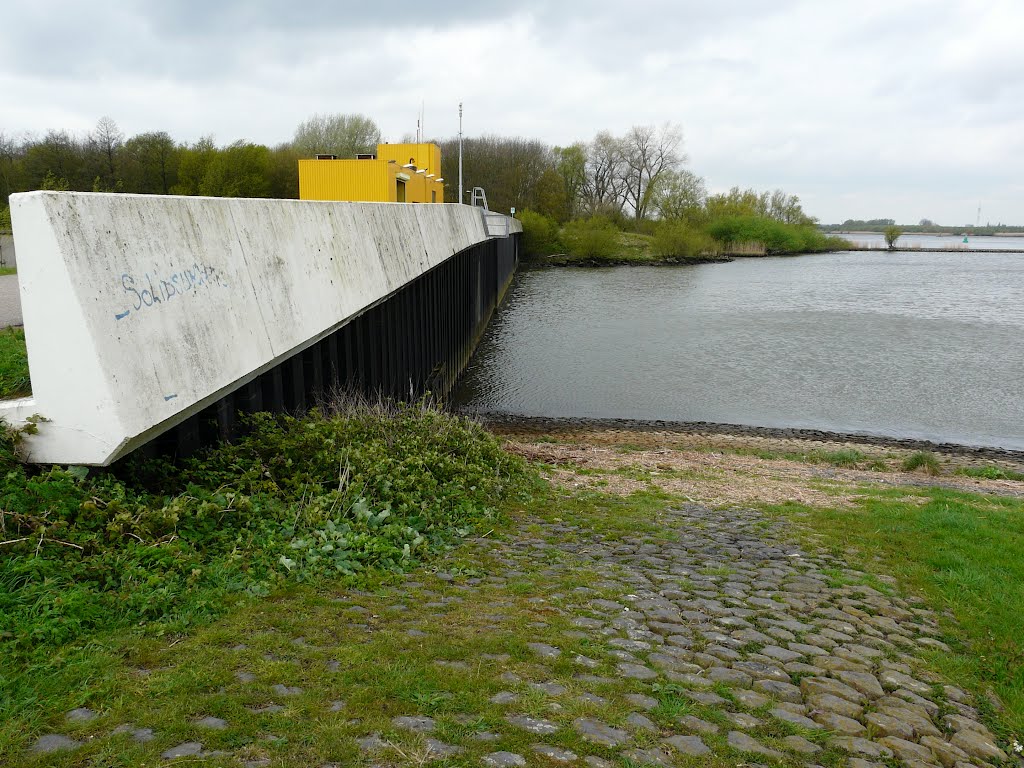 Bovenkant van de Heinenoordtunnel: de Oude Maas by Han de Ridder