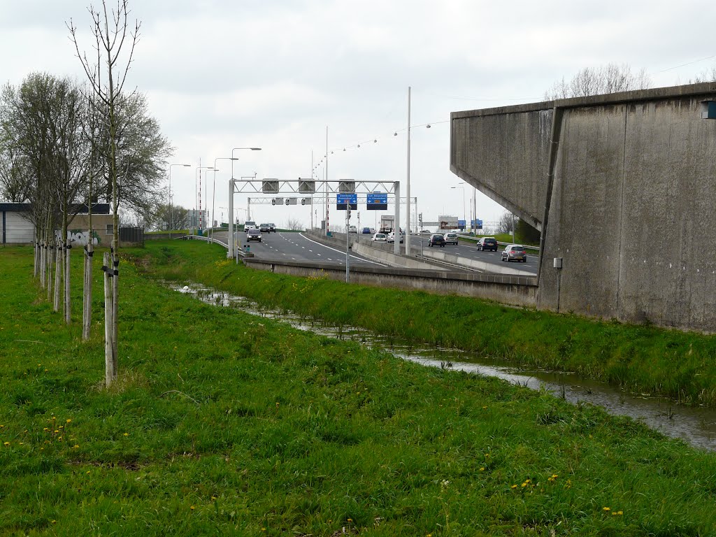 Heinenoordtunnel, ingang richting Rotterdam by Han de Ridder