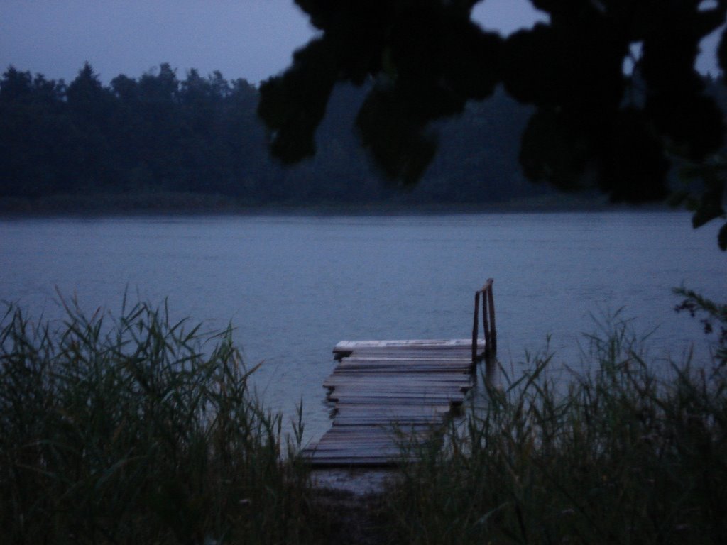 Jarnatowskie lake at night by dev666