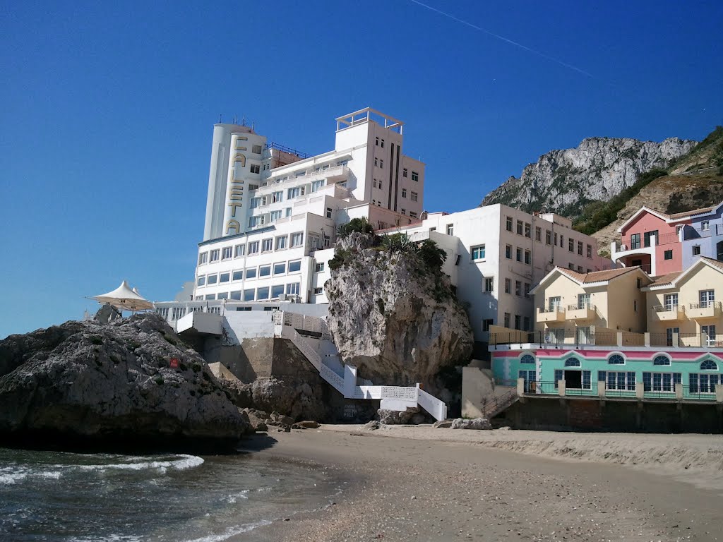 HOTEL LA CALETA by Victor Paredes Guerrero