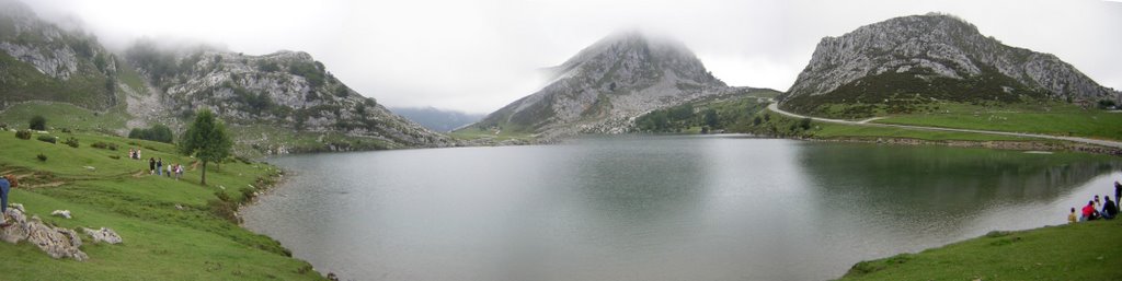 Panorámica lago Enol (Lagos de Covadonga) by Abusejo