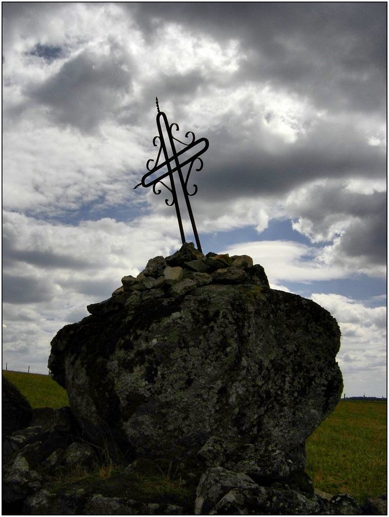 MONTEZIC : Croix penchée vers Monnès. by Michel Chanaud