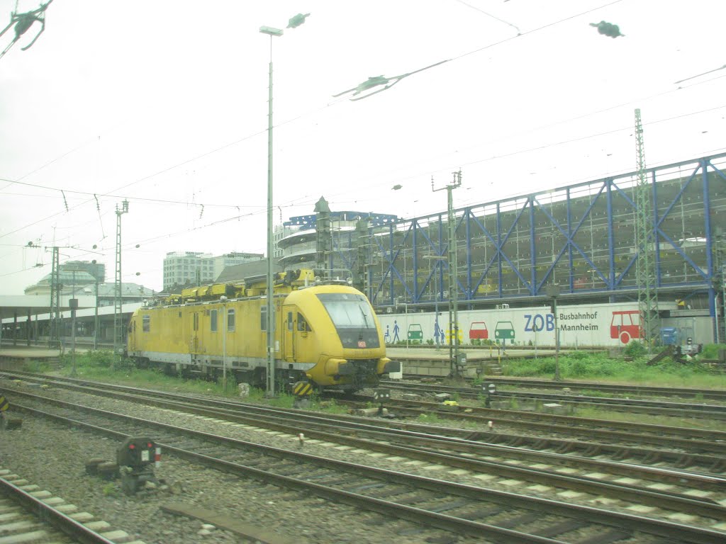 Mannhein Hauptbahnhof by Gerhard Arnsdorff