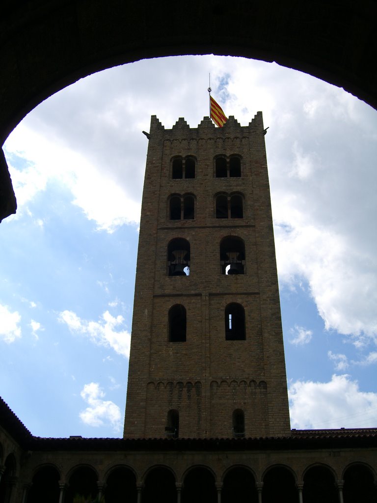 El campanario enmarcado por un arco del claustro by Daniel Martín Fernán…