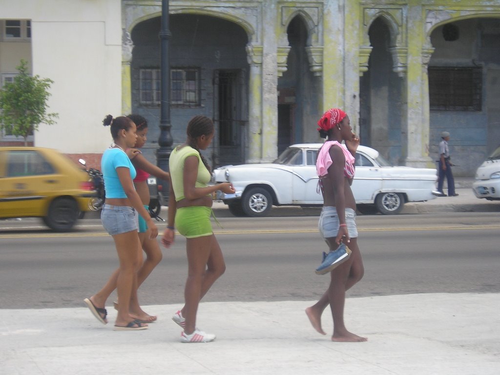 Paseo del malecon by Iñaki Zapata