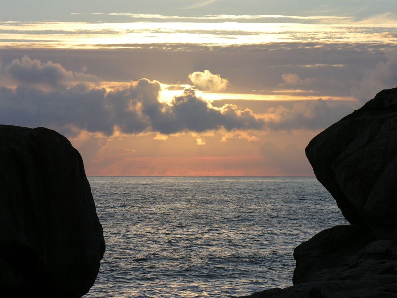 Coucher de soleil à Saint-Guénolé by juan jarvi