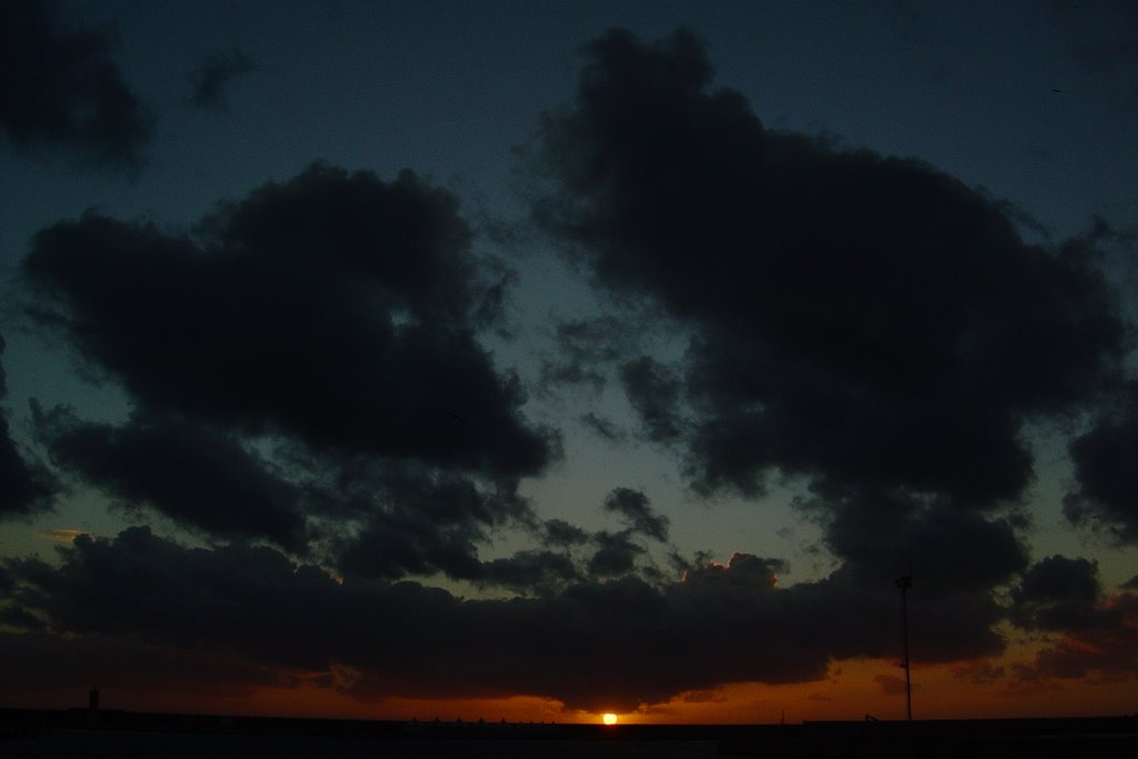 Sun rising, Civitavecchia, Italia by Fito Rodriguez