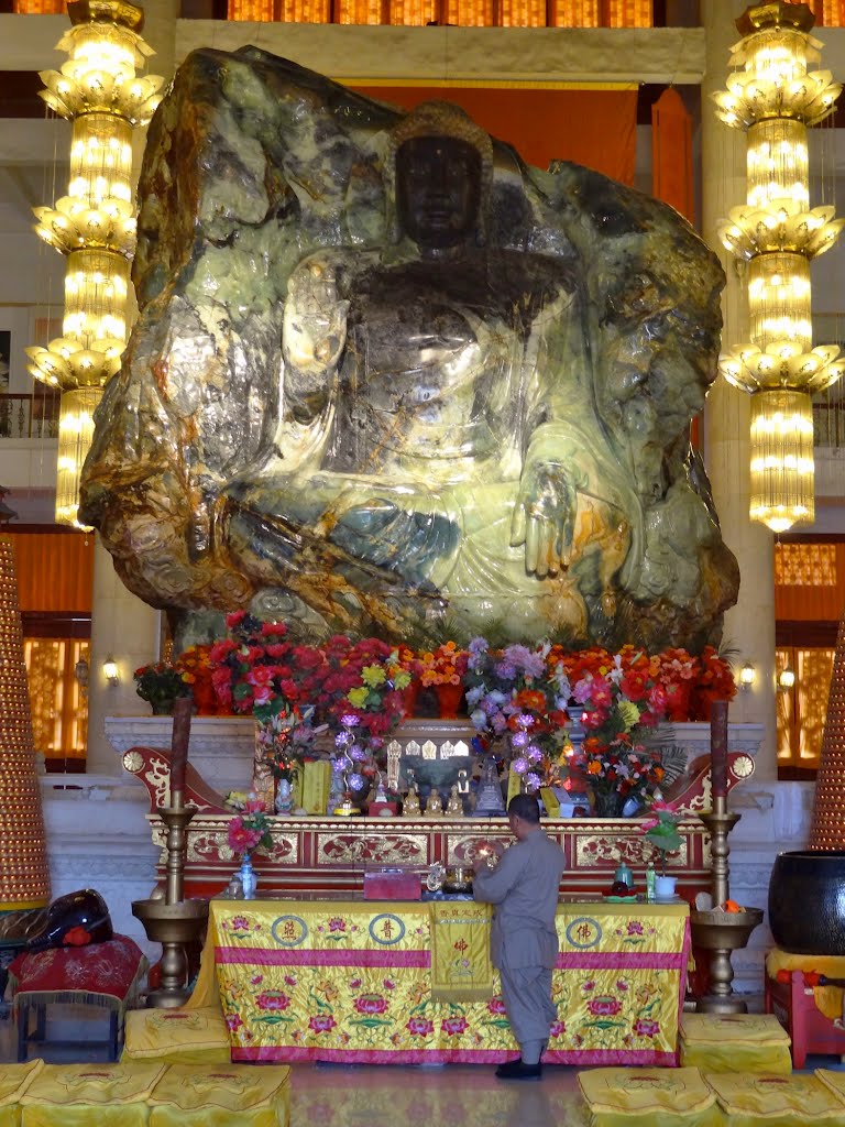 Buddha de jade, 270 tonnes cote face.... by Tatlas