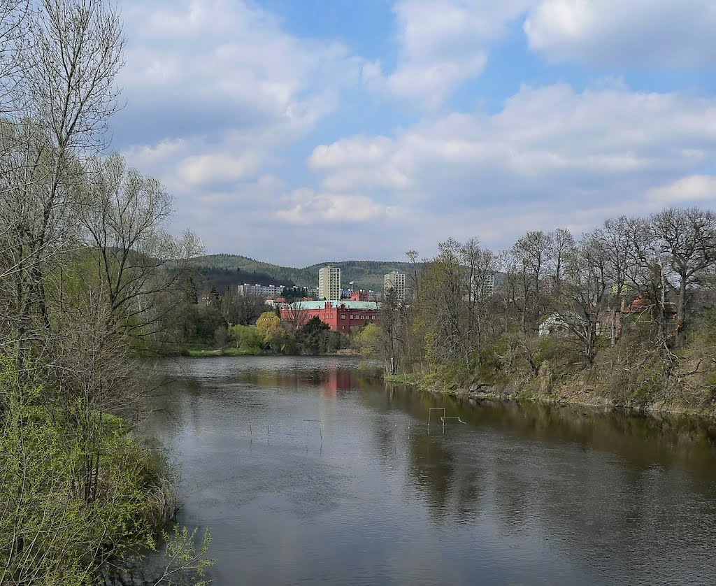 Klášterec nad Ohří (dt: Klösterle an der Eger) - Blick auf das Schloss über die Eger by Thomas Eichler