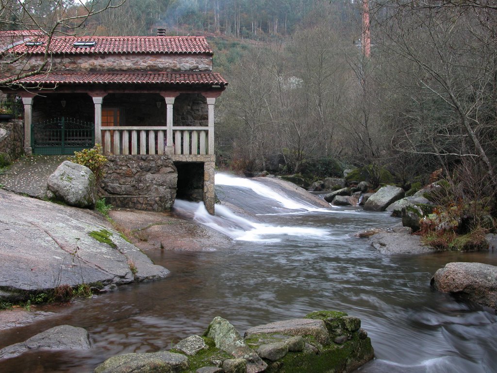 Molino rehabilitado en vivienda sobre el río Umia, Caldas de Reis. by martinmg - 1