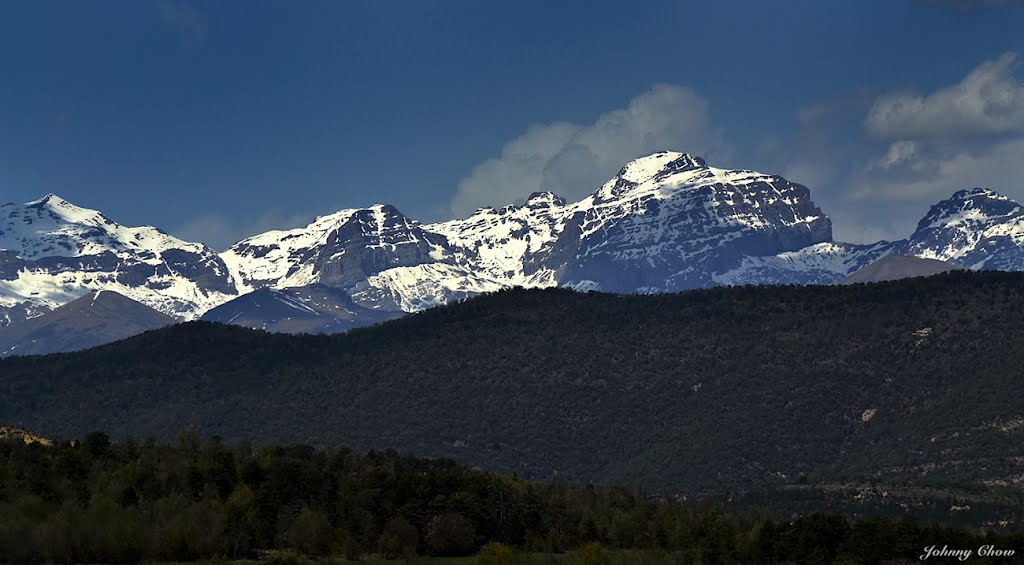 Mirando a los Pirineos by Chow60