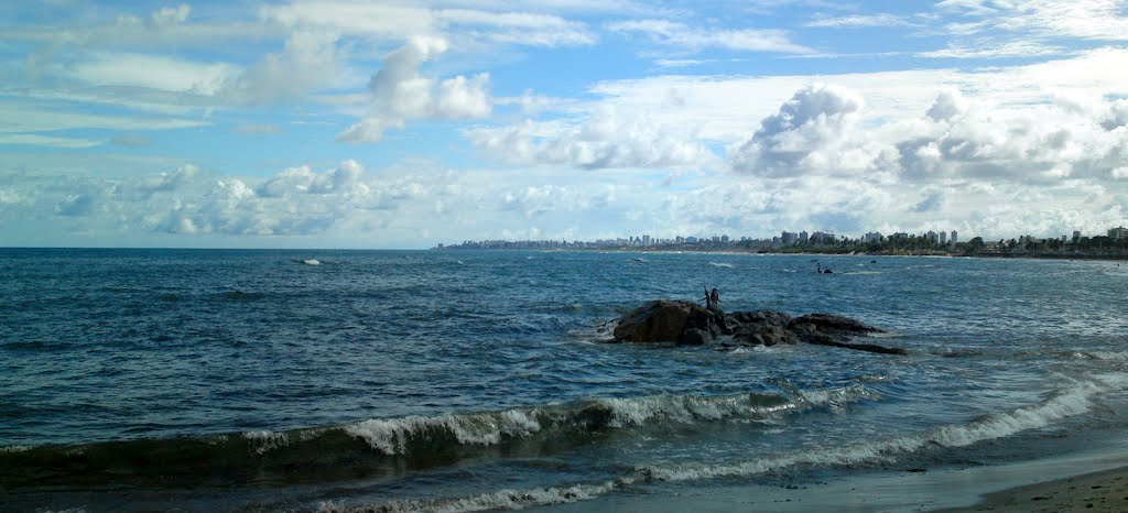 Praia de Itapoã by Andre L. S. Lacerda