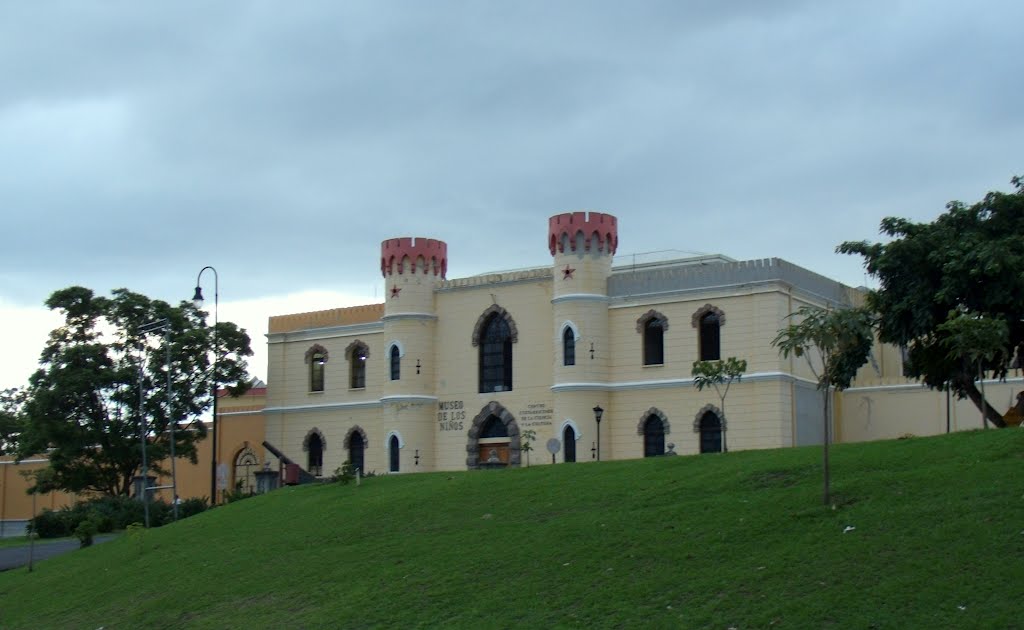 Fachada principal del Museo de Los Niños by LUIS PALMA