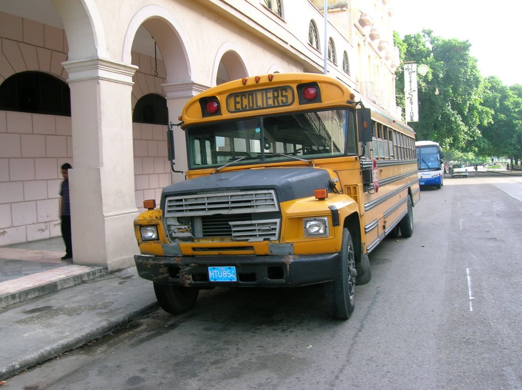 La guagua, La Habana Vieja by Gorka Aranzabal