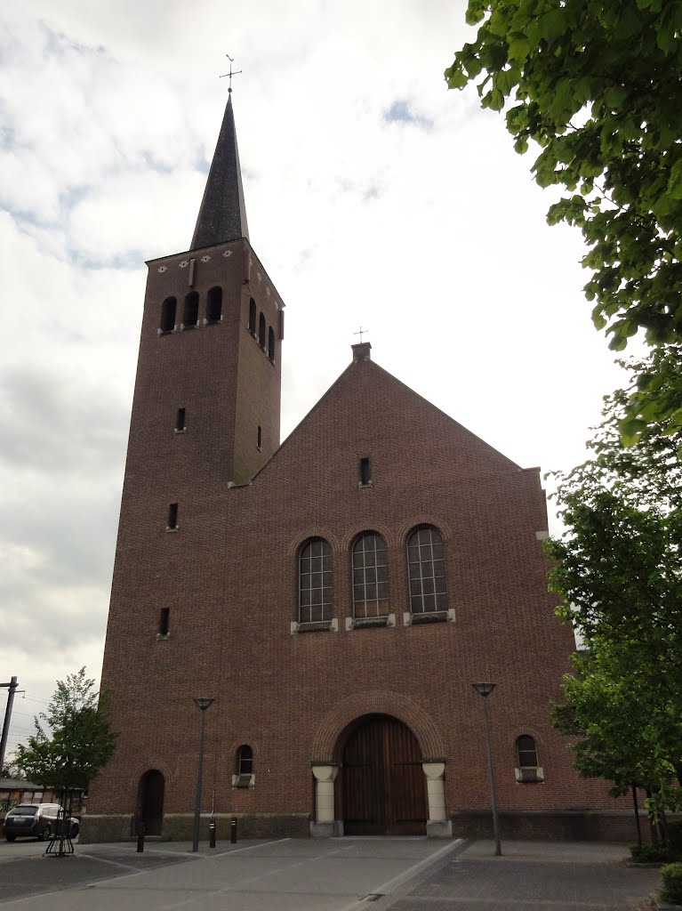 Koningin van de Vredekerk Kessel Station by Pascal Van Acker