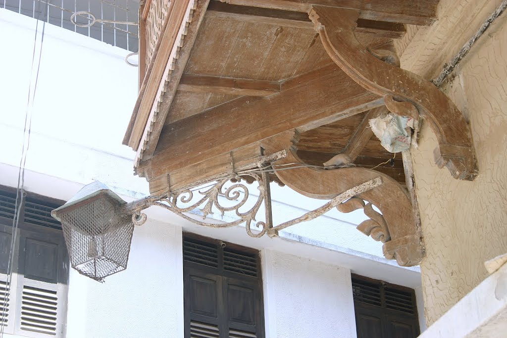 Zanzibar - Stone Town: Soko Muhogo Street - Straatverlichting aan een balkon by Scholte