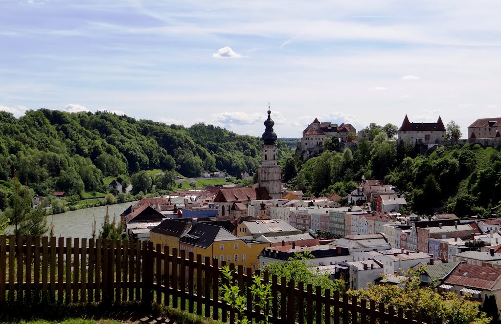 Burghausen - Altstadt und Burg by H. A.