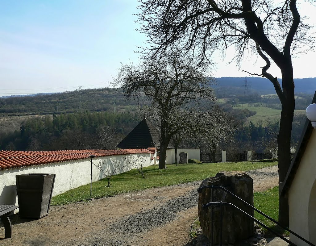 Kadaň (CZ)(dt. Kaaden) - Blick auf den Wirtschaftshof des Franziskanerklosters "Der Vierzehn Nothelfer" Kadaň by Thomas Eichler