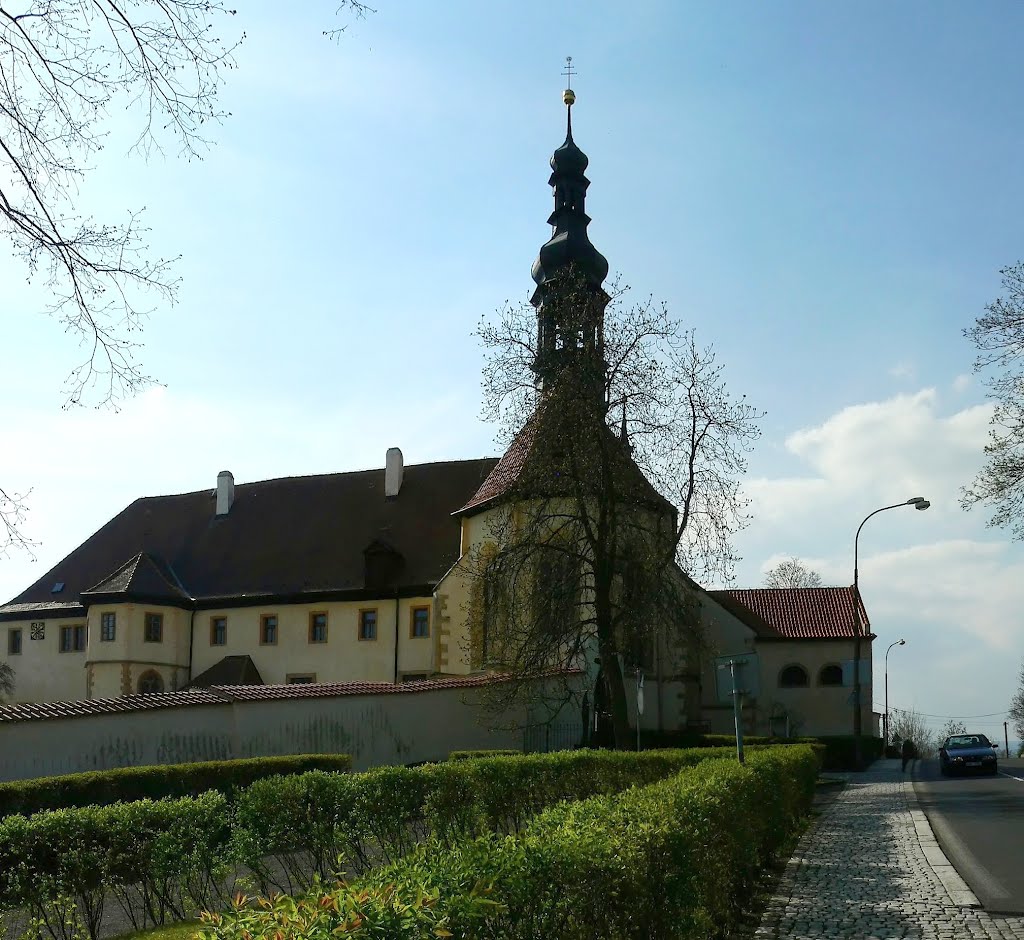 Kadaň (CZ)(dt. Kaaden) - Blick auf das Franziskanerkloster "Der Vierzehn Nothelfer" von der Jana Švermy Street (224) by Thomas Eichler