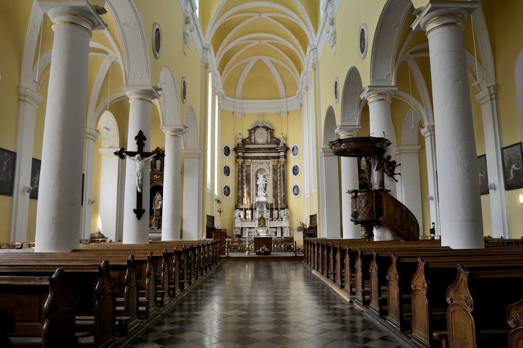 Binnenin de St.Sebastiankerk in Stavelot by Marian de Klerk