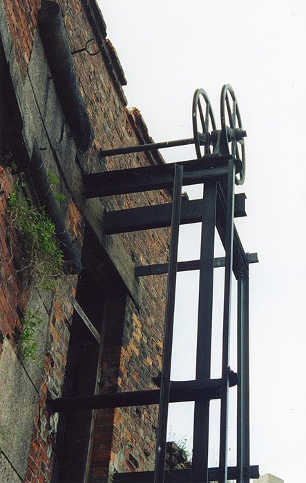 Fort Fort Alexander I (Chumnoi). Elevator by anglerfish