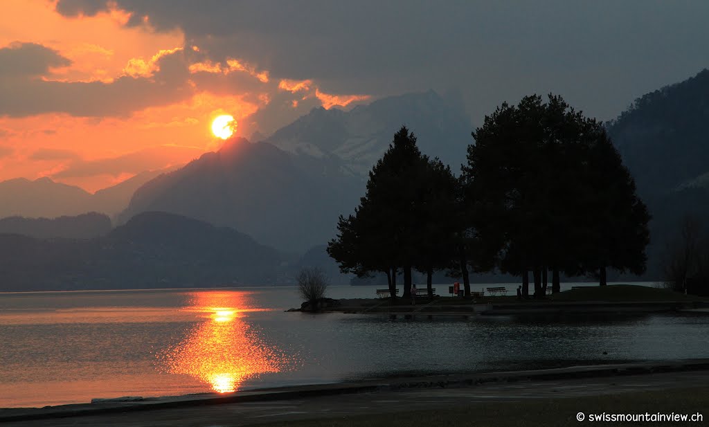 Sunset at the Lake of Thun in Neuhaus ©swissmountainview.ch by swissmountainview.ch Franziska André-Huber