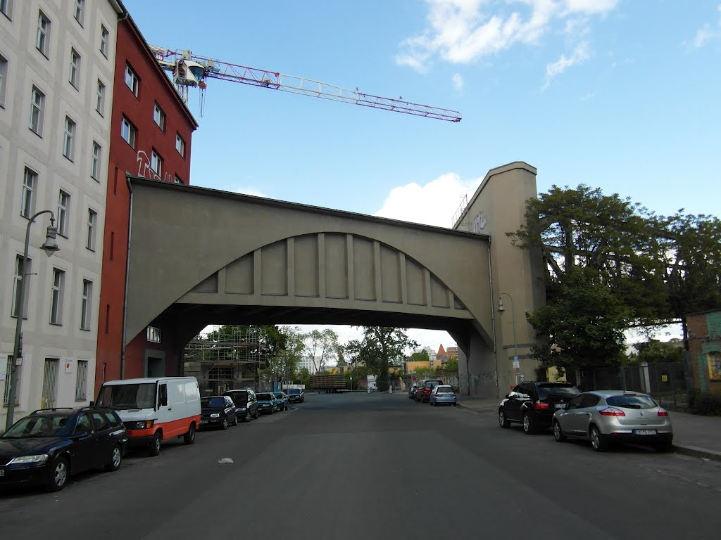 Hausdurchfahrt und Hausbrücke der U-Bahn - Blick von der Dennewitzstraße by IngolfBLN