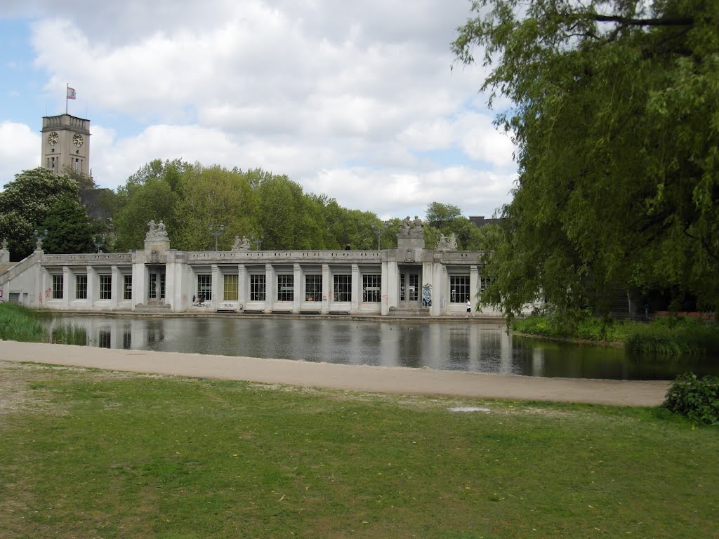 Ein U-Bahnhof mitten im Park by IngolfBLN