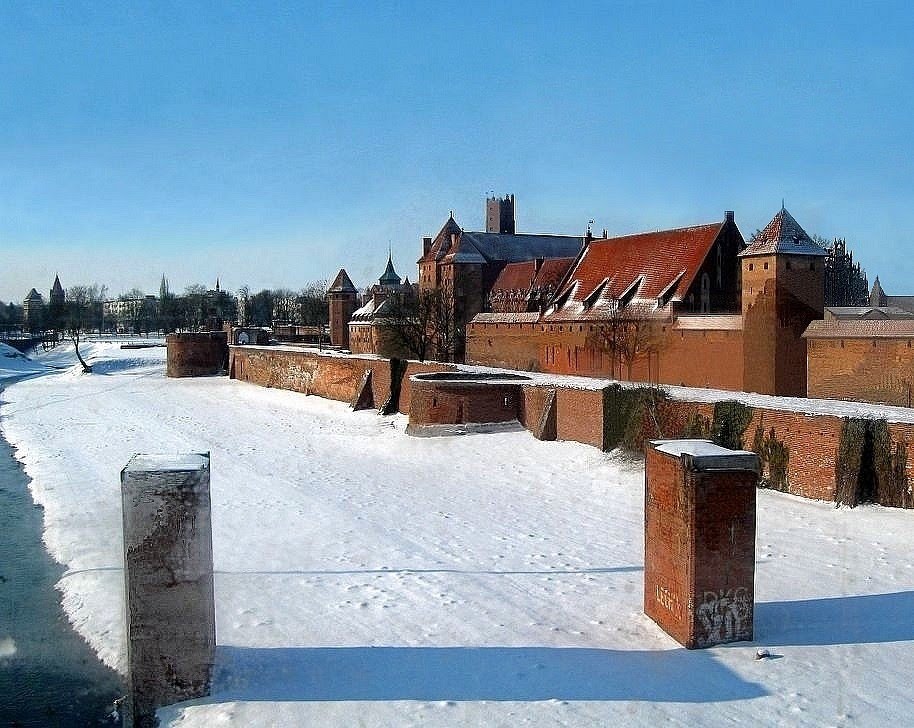 Zamek pokrzyżacki w Malborku - widok z okna wagonu kolejowego by AnnaJolanta 4