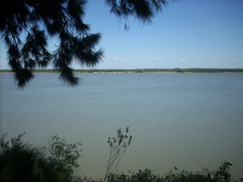 Vista de Uruguay desde los jardines de la casona de Urquiza by Leonardo Capparelli