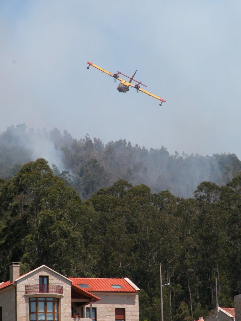 Hidroavión sobre las casas de Samieira, incendios 05 by martinmg - 1