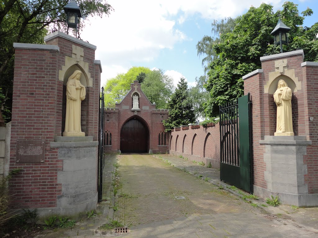 Ingang Abdij Koningsoord aan Raadhuistraat Berkel-Enschot by © rdnjc