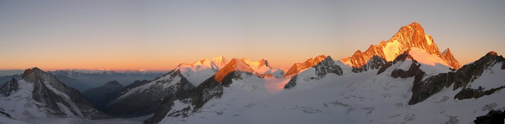 Sonnenaufgang am Finsteraarhorn by VolkenMatthias