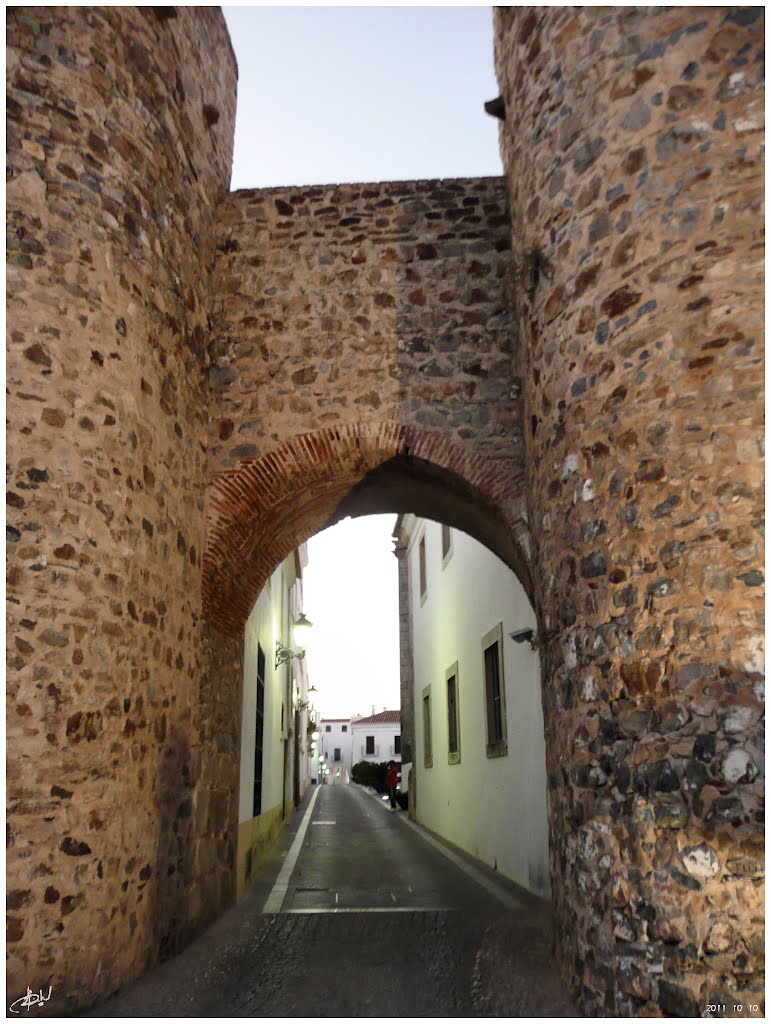 Olivença - porta santa maria rua duque de cadaval - .τ®√ℓΞΛج by jlcabaço (TravelJLC.)