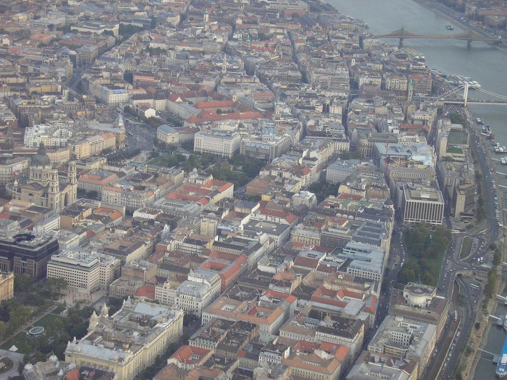 Budapest downtown from plane by Román Gergő