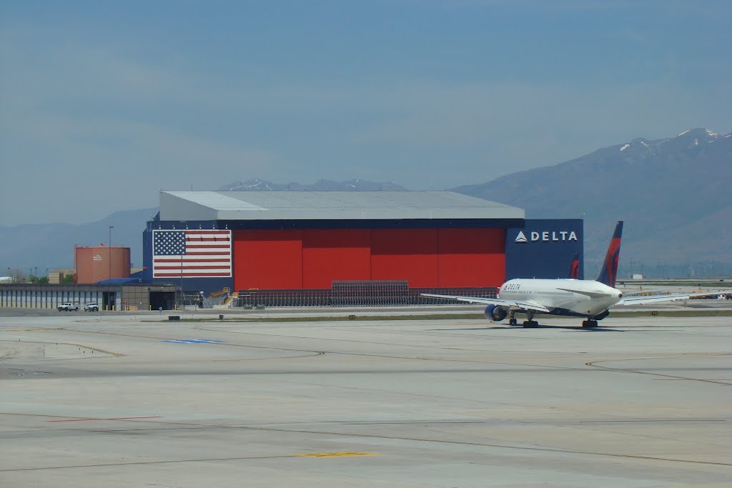 The Delta hangar at SLC International by ta26