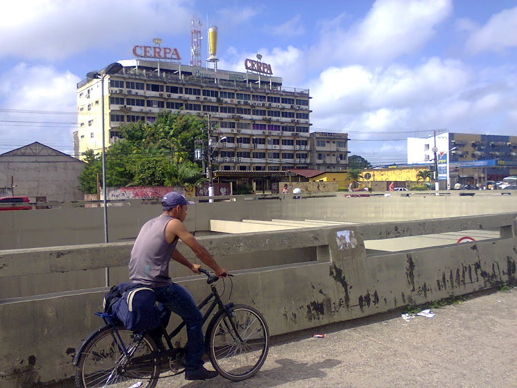 Complexo viário do entroncamento - Com um sol que tava, só uma tulipa de Cerpa bem gelada. by Rodrigo Rolim Santos