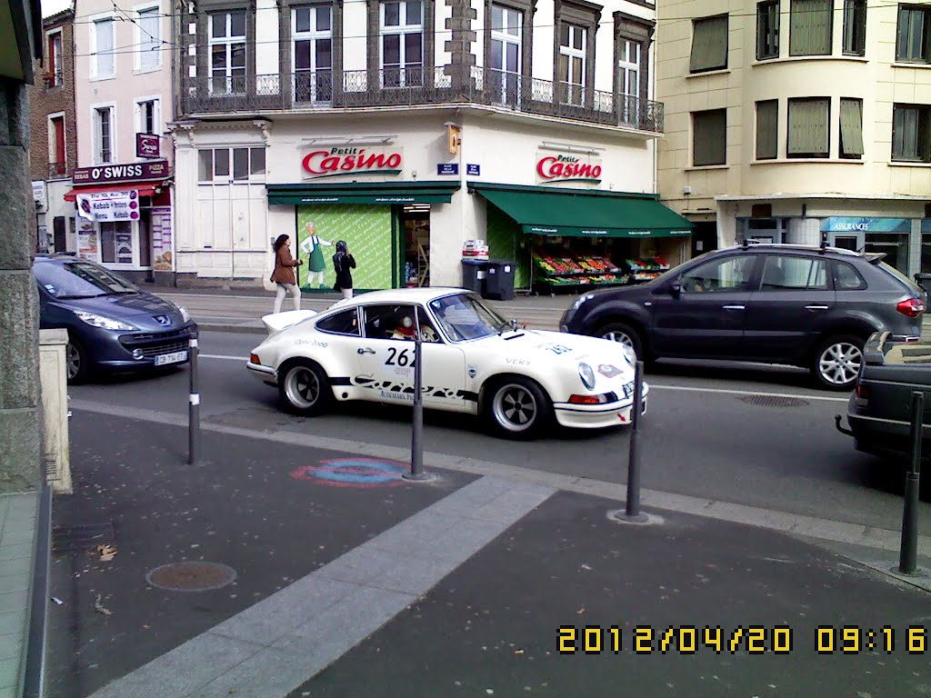 Une voiture de course en ville by touco