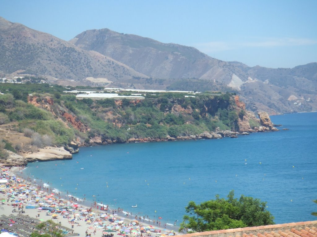 Junto al parador de nerja by chitriel