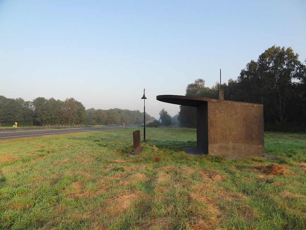 "Monument voor de Benzinepomp" (Monument for the petrol pump) created by Henk Visch between the A30 and the Brinkhofweg by Willem Nabuurs