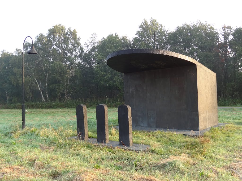 "Monument voor de Benzinepomp" (Monument for the petrol pump) created by Henk Visch between the A30 and the Brinkhofweg by Willem Nabuurs