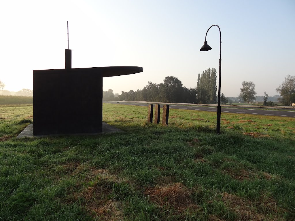 "Monument voor de Benzinepomp" (Monument for the petrol pump) created by Henk Visch between the A30 and the Brinkhofweg by Willem Nabuurs