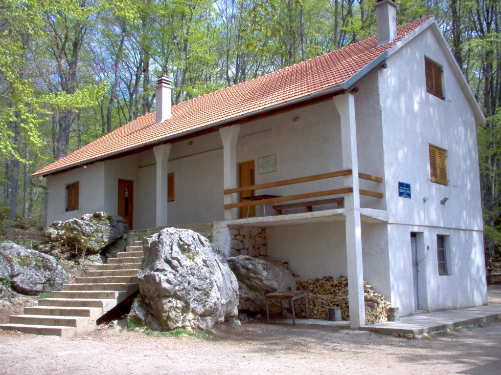 Planinarska kuća, Brezovac, 1050 m by Šimun Galić