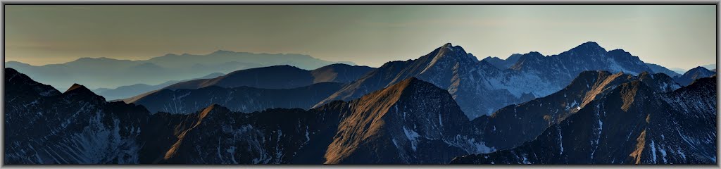 Creste îndepărtate (Arpaș-Buda-Mușeteica, Negoiu-Lespezi -Călțun, Masivul Parâng la orizont în depărtare) __/__ Távoli gerincek... (Árpás-Buda-Museteica, Negoiu-Caltun-Podeiu és a Páreng főgerince a horizonton) by Dénes László